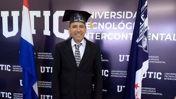 Adulto no vidente se gradúa como Lic. En Ciencias de la Educación