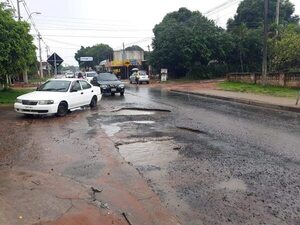 Baches en la Avda. De la Victoria, trampa mortal para automovilistas - Nacionales - ABC Color