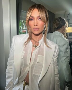 Jennifer López con un look “Total White” promociona su nueva película - Gente - ABC Color