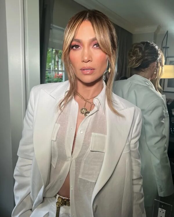 Jennifer López con un look “Total White” promociona su nueva película - Gente - ABC Color