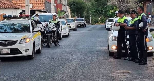 La Nación / Municipales despejan espacios “reservados”