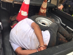 Valiente mujer enfrenta a delincuente y con ayuda de vecinos lo entregan a la Policía