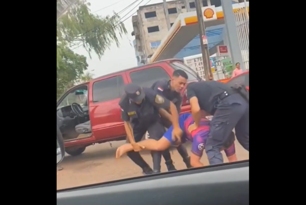 (VIDEO) Inerviosopa la gente callere y se enfrentan luego a los polis