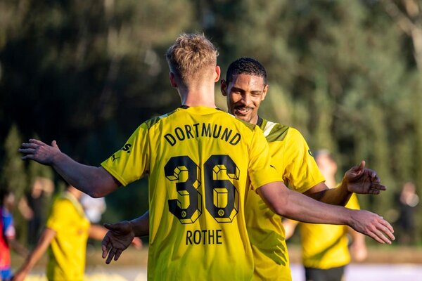 Diario HOY | Haller marca triplete en siete minutos para el Dortmund