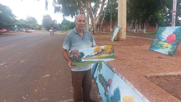Artista plástico ofrece sus cuadros en una plaza desde hace 40 años