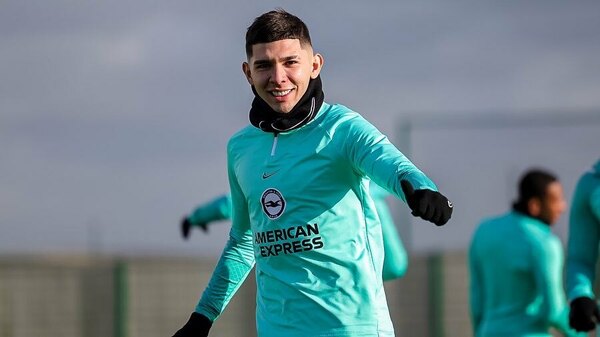 Julio Enciso y un mensaje antes del partido del Brighton ante Liverpool