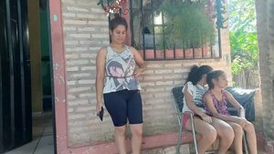 Mujer se encadena para evitar desalojo en San Antonio - Nacionales - ABC Color