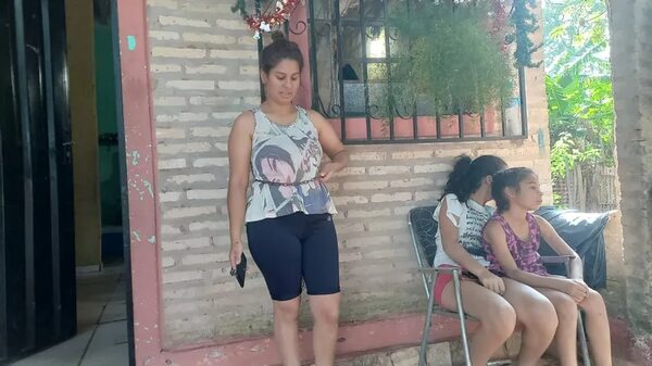 Mujer se encadena para evitar desalojo en San Antonio - Nacionales - ABC Color