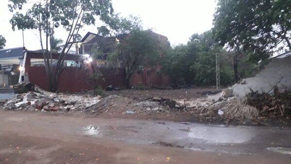 Vientos derrumban tinglado de un colegio en Ñeembucú