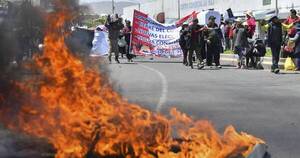 La Nación / Aumenta presión política en Perú