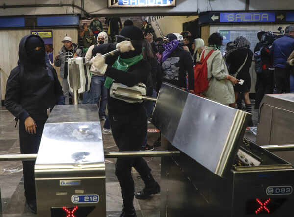 Feministas "liberan" paso al metro de Ciudad de México con dura protesta - MarketData
