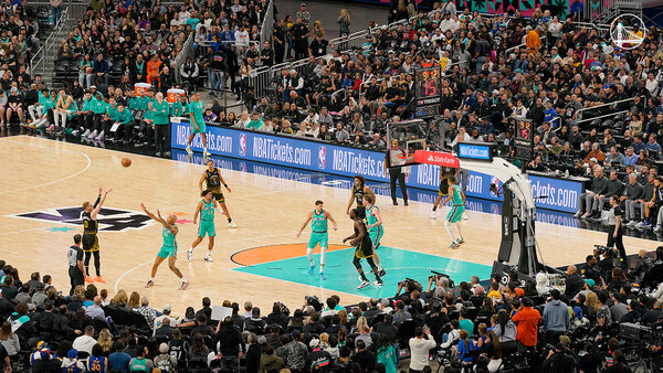 Warriors aplastan a Spurs en la NBA ante récord de espectadores en el 'Alamodome'