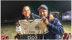 El líder del Dakar 2023 con la camiseta de Olimpia