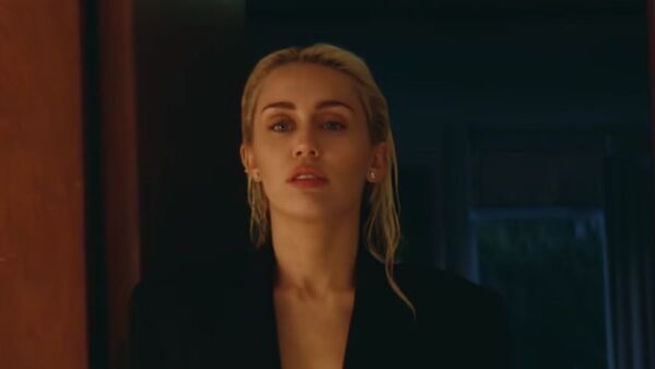 Miley Cyrus lanza Flowers, canción contra su ex Liam Hemsworth