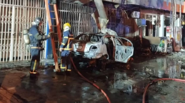 Error en la carga de combustible termina en incendio de surtidor y un vehículo - Noticiero Paraguay