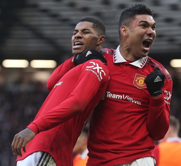 El derbi de Manchester se tiñe de rojo