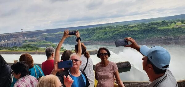 Apertura de compuertas de Itaipú atrae masivamente a los turistas - ABC en el Este - ABC Color