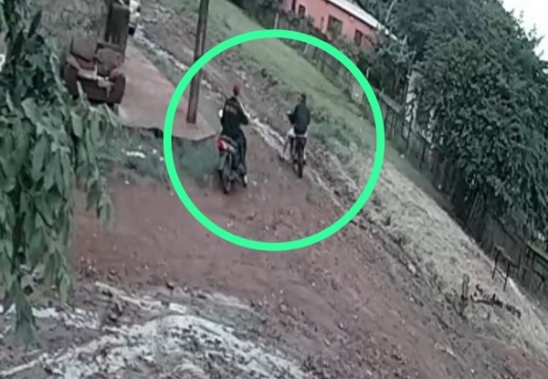 Asaltantes armados roban una motocicleta a una mujer en el barrio María Victoria - Radio Imperio