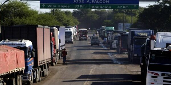 Denuncian excesiva demora para cruzar a Argentina por Falcón