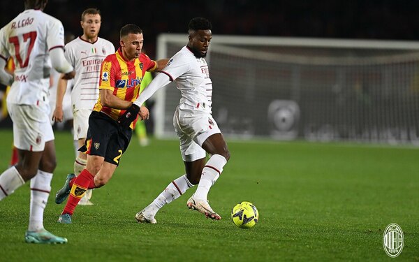 Milan se salvó de la derrota ante el Lecce, pero sigue frenado