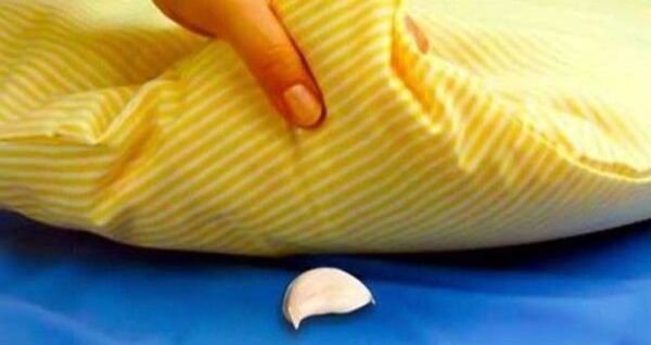 Por eso debes dormir con un diente de ajo debajo de la almohada