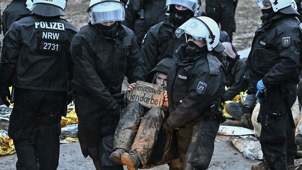 La demolición de Lützerath, en Alemania, enfrenta a manifestantes medioambientales y a la policía