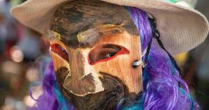 La Nación / Santo Reye Ára, una fiesta de máscaras, colores, danza y música. - OJO Galería