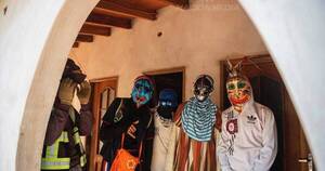 La Nación / Santo Reye Ára, una fiesta de máscaras, colores, danza y música