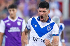 José Florentín demostró su poderío aéreo en el triunfo de Vélez