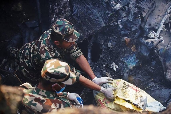 Urgente: sube a 67 el balance de muertos en accidente de avión en Nepal