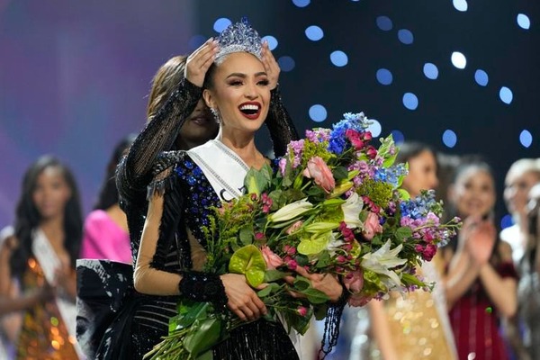 Miss Estados Unidos es coronada reina de la belleza universal - El Independiente