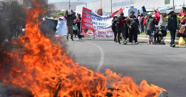 La Nación / Perú: manifestantes mantienen 121 cortes de rutas pese a extensión del estado de emergencia