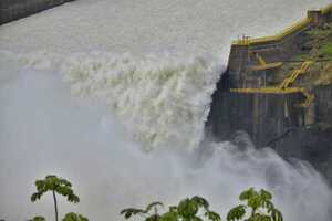 Itaipu abre compuertas de su vertedero y ofrece imponente espectáculo - .::Agencia IP::.