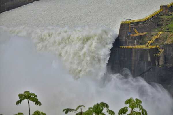 Itaipu abre compuertas de su vertedero y ofrece imponente espectáculo - .::Agencia IP::.