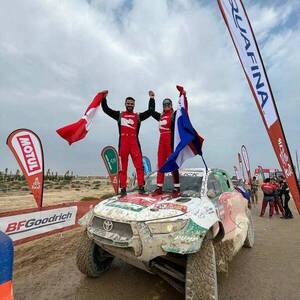 [VIDEO] Dakar 2023: Por 3º vez Andrea Lafarja hizo flamear la bandera paraguaya en la rampa de llegada