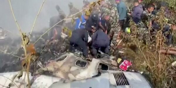 Nepal: Avión se estrelló y deja al menos 67 muertos