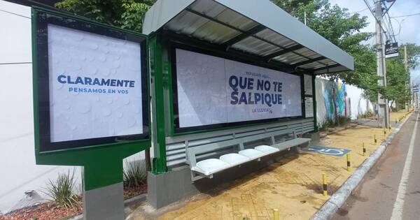 La Nación / “Que no te salpique la lluvia”: parada de buses de Asunción luce la fiebre por el hit de Shakira