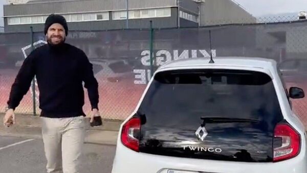 Tras lucir un Casio, Piqué se pasa al Twingo en respuesta a Shakira