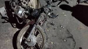 Venía en moto y no pilló que había un camión estacionado en el camino…