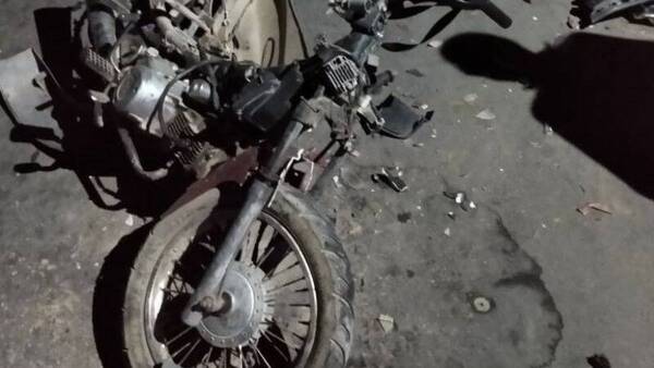 Venía en moto y no pilló que había un camión estacionado en el camino…