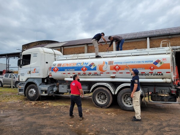 Incautan 5.000 litros de combustible de contrabando en Vista Alegre | 1000 Noticias
