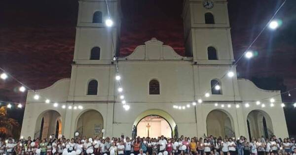 La Nación / Carapeguá pidió justicia para Fernando: realizaron vigilia para enviar fortaleza a los padres