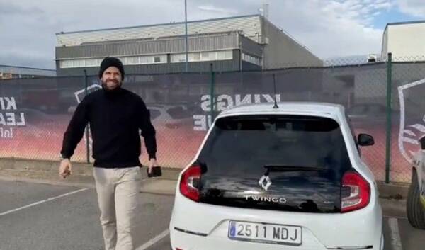Piqué llegó a la final de su torneo en Twingo y escuchando a Shakira