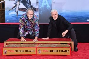 James Cameron y Jon Landau de Avatar inmortalizaron sus huellas en Hollywood - trece