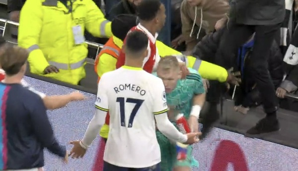 Diario HOY | Aficionado agrede al portero del Arsenal al término del clásico de Londres