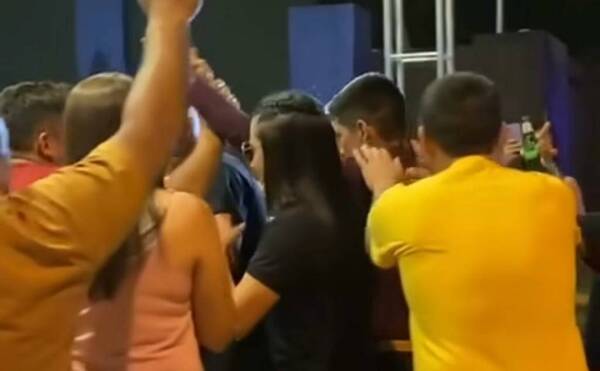 [VIDEO] Así le recibieron a Alder Alcides anoche en Ypane