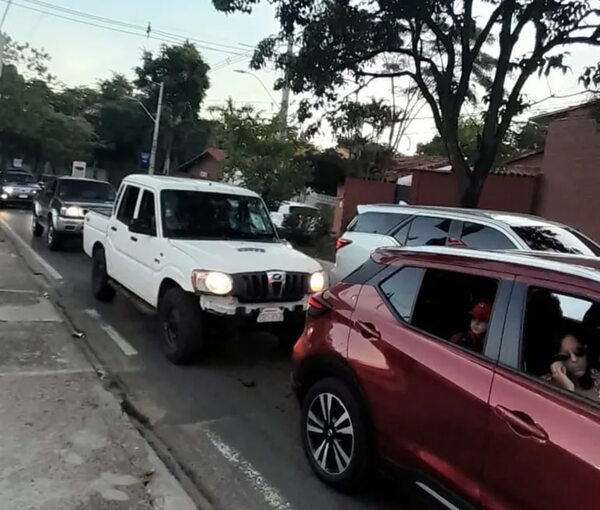 Cargado tránsito en microcentro de San Ber y sin control de la PMT - Nacionales - ABC Color