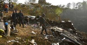 La Nación / Avión se estrella en Nepal y deja unos 67 fallecidos