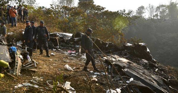 La Nación / Avión se estrella en Nepal y deja unos 67 fallecidos