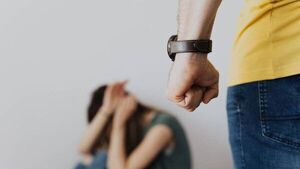 Encontró a su ex en la cama con su hermano y los agredió con un ventilador